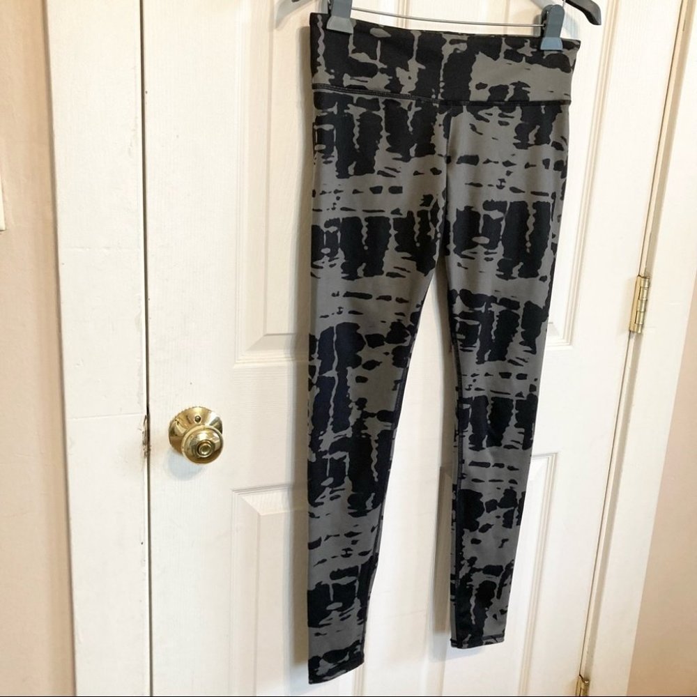 ALO Yoga Airbrush Leggings in Black Tie Dye Size Medium - Picture 3 of 10